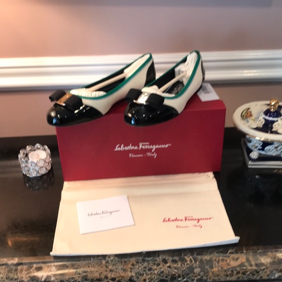 Salvatore Ferragamo Varina flats whT/bl/green 8M - Picture 2 of 7